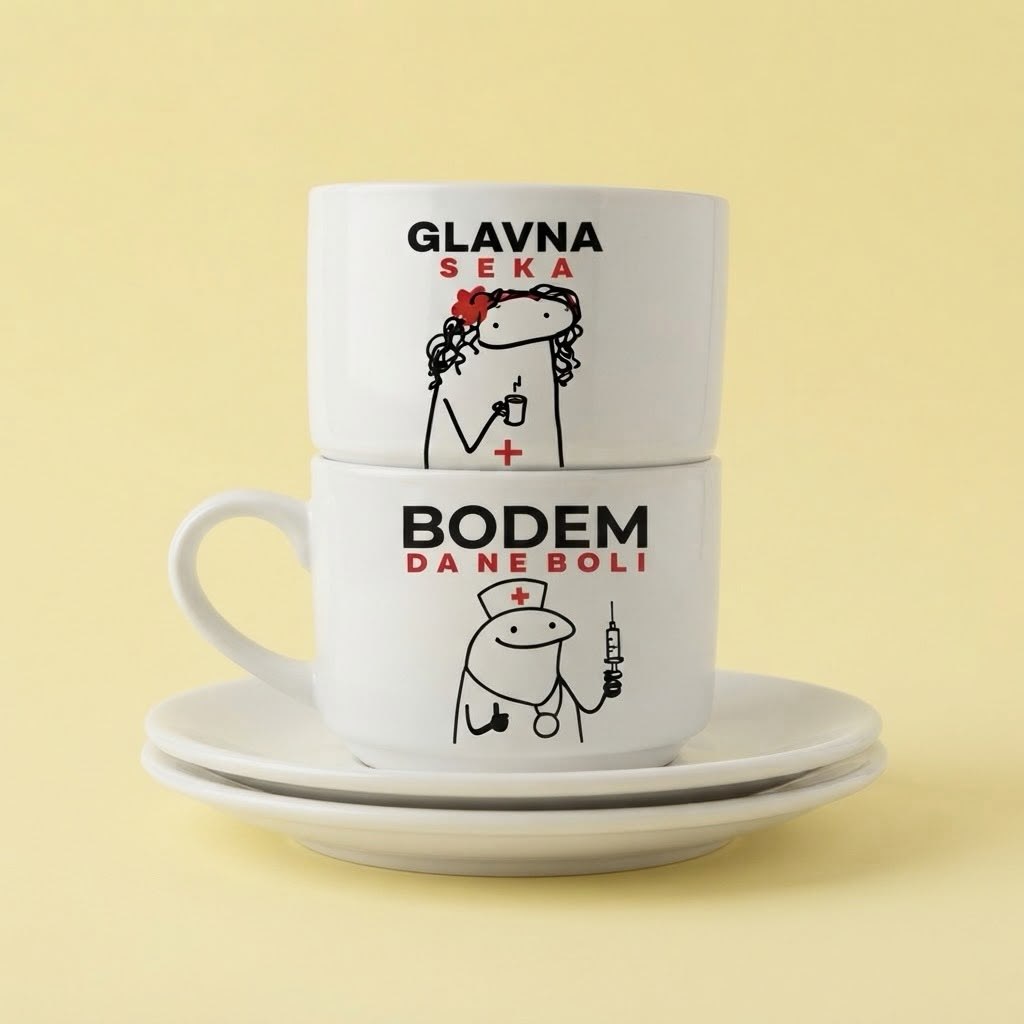 Dve bele šolje sa crtežom lika, natpisi Glavna seka i Bodem da ne boli
